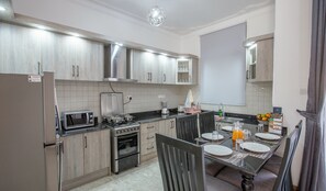Apartament, 3 dormitoris | Cuina privada | Frigorífic gran, microones, forn i placa de cuina