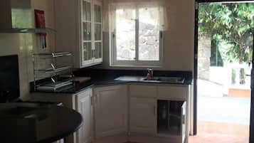 Appartement Standard, 3 chambres | Cuisine privée | Réfrigérateur, micro-ondes, plaque de cuisson, bouilloire électrique