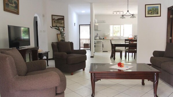 Comfort Apartment, 3 Bedrooms | Living area | 32-inch flat-screen TV with cable channels, TV - L'Entretemps (Mahé Island)