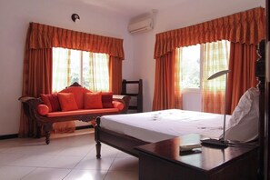 3 عدّة غرف نوم وستائر تعتيم وتجهيزات عازلة للصوت ومكواة/لوح كي