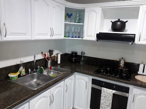 Kjøleskap, ovn, kokeplater og hurtigmikser