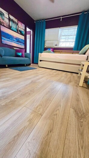 Smart TV, Netflix, DVD player, streaming services - Cozy Miami Efficiency 10 minutes to the beach! (Miami)