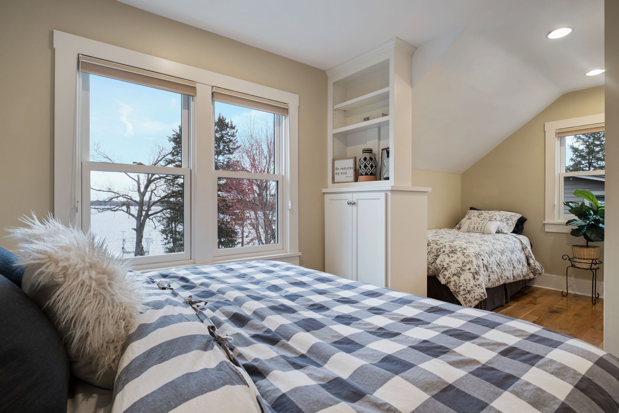 4 soverom, skrivebord, strykejern/-brett og reiseseng for barn