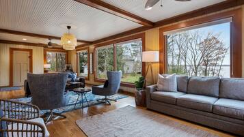 Smart-tv, eldstad och ett bordtennisbord