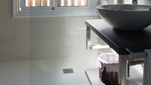 Douche, sèche-cheveux, serviettes fournies, savon