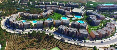 7 piscine all'aperto, ombrelloni da piscina, lettini