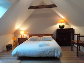 6 bedrooms, iron/ironing board, free WiFi, bed sheets