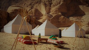A desert scene with tents and a sandy floor. - Sahara Rum Glamping (Wadi Rum)