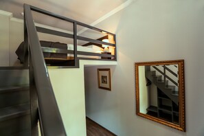 أغطية فراش متميزة ومكتب ومساحة عمل للكمبيوتر المحمول