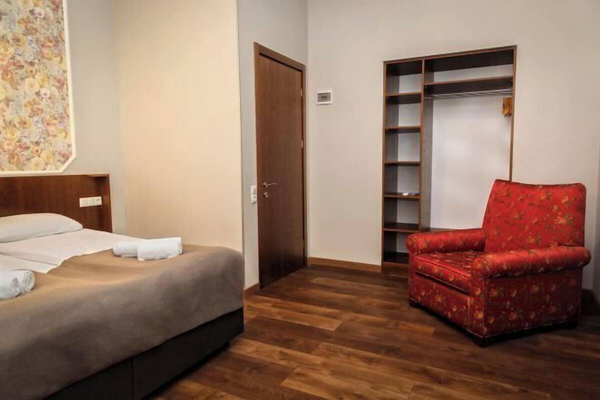 Hochwertige Bettwaren, Schreibtisch, laptopgeeigneter Arbeitsplatz