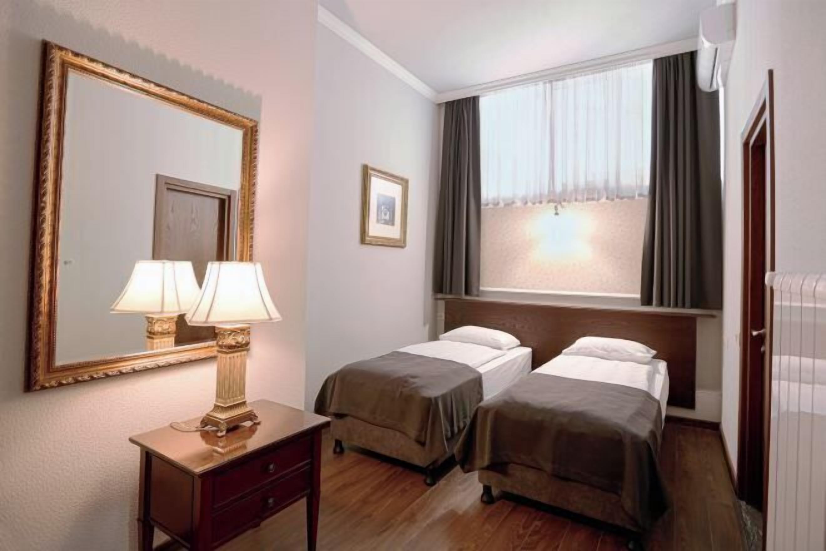 Hochwertige Bettwaren, Schreibtisch, laptopgeeigneter Arbeitsplatz