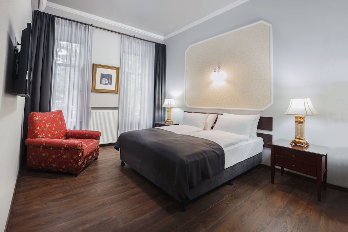 Habitación Deluxe, 1 cama King size | Ropa de cama de alta calidad y escritorio