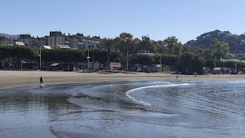 På stranden og solsenger