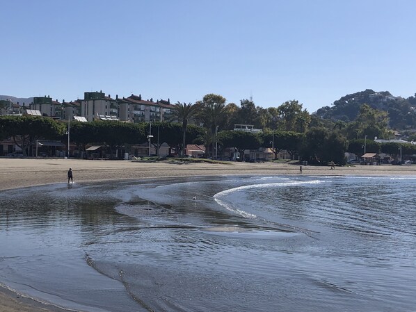 على الشاطئ، كراسي للتشمس