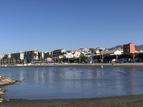 SUITABLE. 1st BEACH LINE. AT STREET LEVEL. 2 BEDROOMS / 4 PEOPLE. WIFI AND SATELLITE.