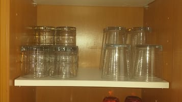 Geladeira grande, micro-ondas, fogão, cooktop