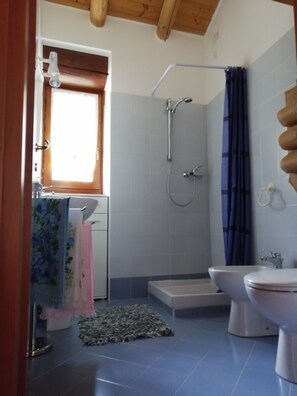 Dusche, Haartrockner, Bidet, Handtücher
