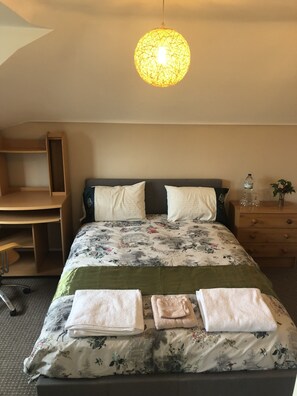 Individually decorated, individually furnished, blackout drapes - Tipping point (Luton)