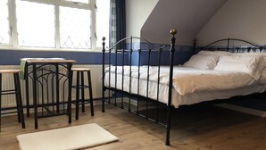 Blackout drapes, iron/ironing board (on request), WiFi (free) - Tipping point (Luton)