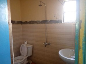 Suihku, ilmaiset hygieniatuotteet, kylpytakit, tohvelit