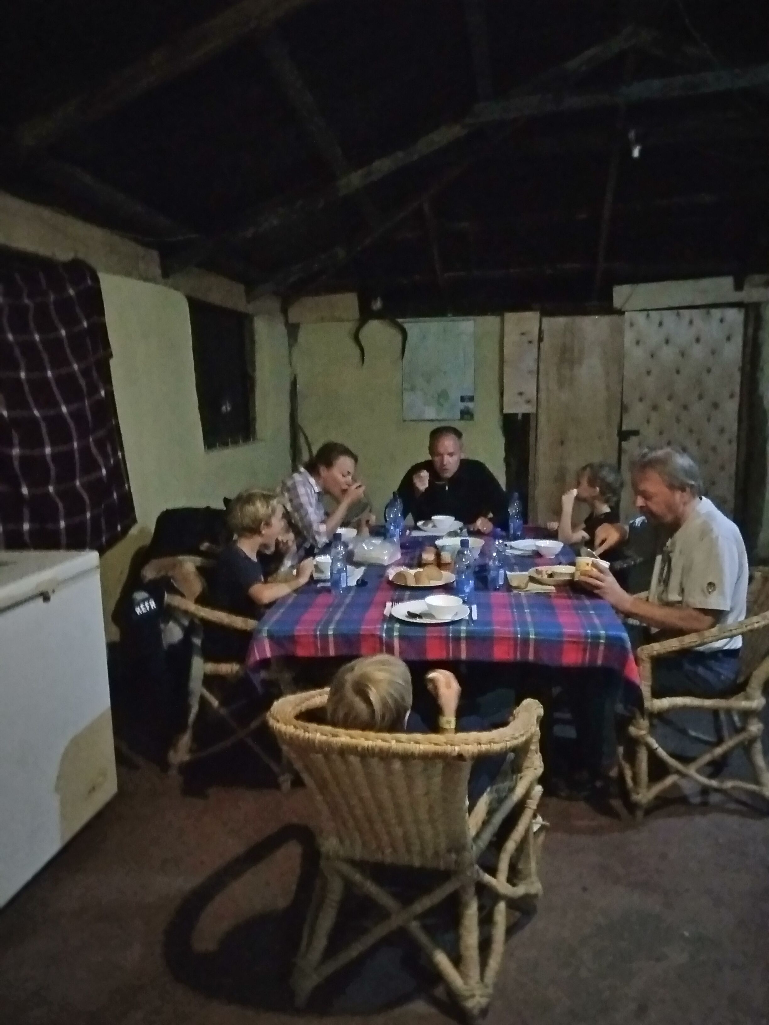 供应早餐、午餐和晚餐，本地与国际菜