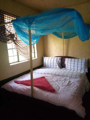 Desk, free WiFi, bed sheets - Leruk Guest House (Maasai Mara)