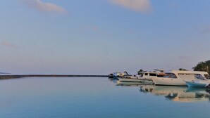 Un puerto deportivo con varias embarcaciones amarradas.