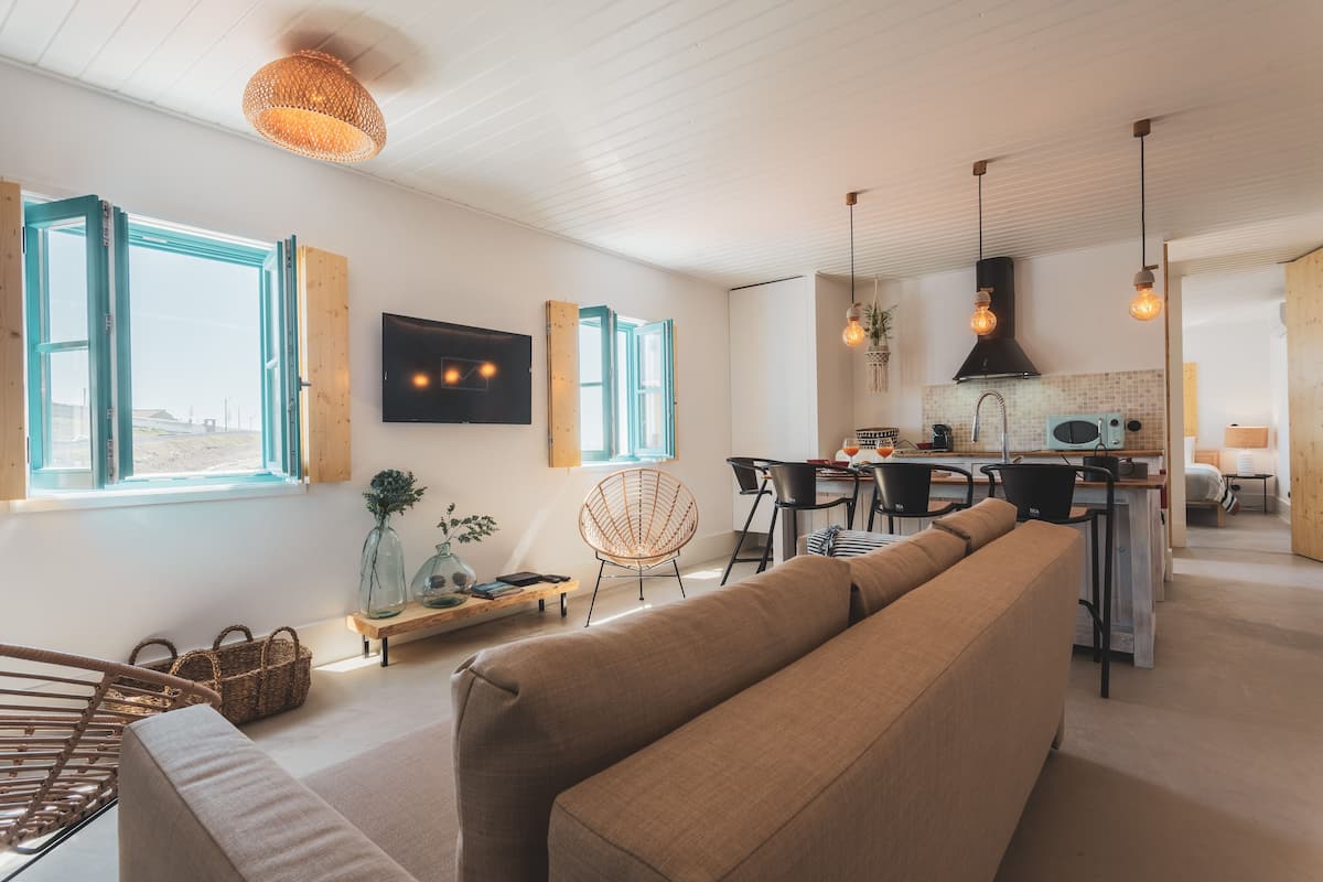 Appartamento Design, 1 camera da letto (10) | Area soggiorno | TV a schermo piatto 42 pollici con canali via cavo, Smart TV, caminetto
