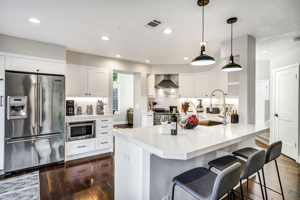 Een koelkast, een microgolfoven, een oven, een kookplaat