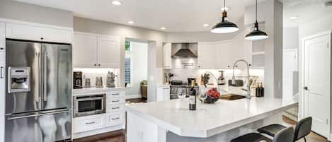 Refrigerador, microondas, horno y parrilla de estufa