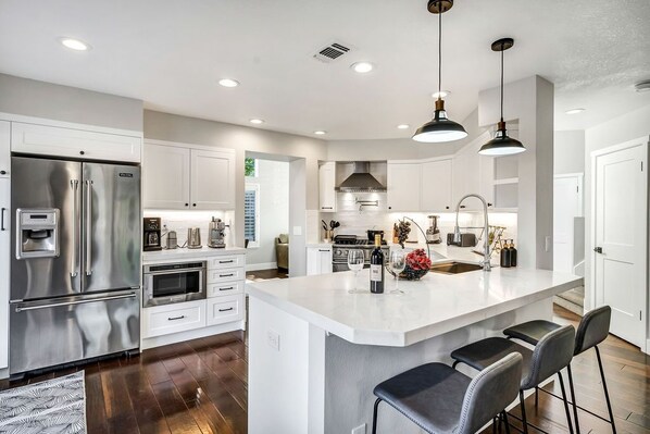 Réfrigérateur, micro-ondes, four, plaque de cuisson