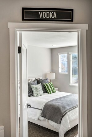 4 habitaciones, tabla de planchar con plancha, internet y ropa de cama 