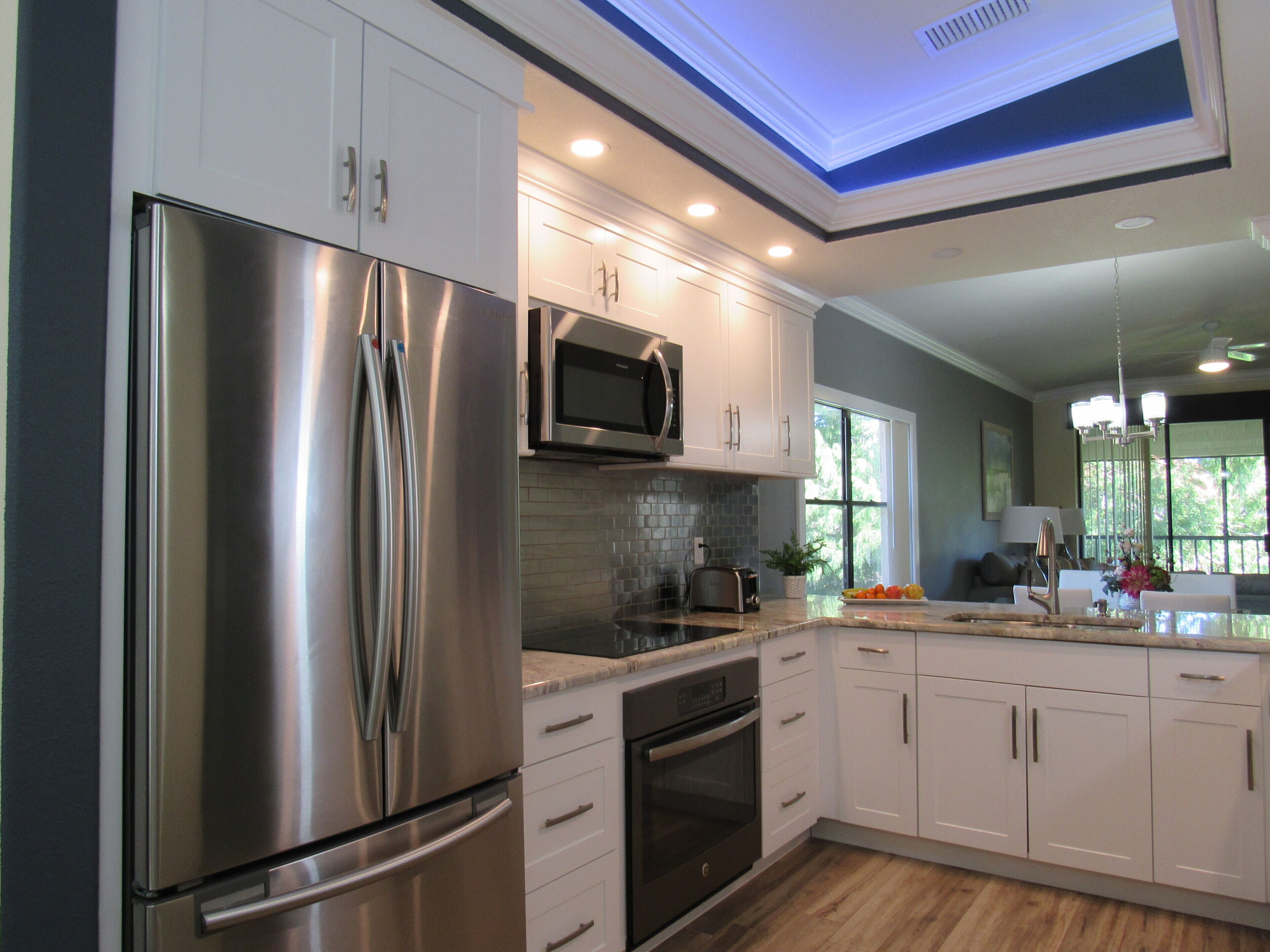 Kjøleskap, mikrobølgeovn, ovn og kokeplater