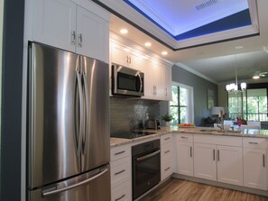 Køleskab, mikrobølgeovn, ovn, kogeplade