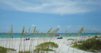 Superb Waterfront Condo! Heated Pools~Lanai~WiFi. By IMG~Beaches~AMI~Restaurants