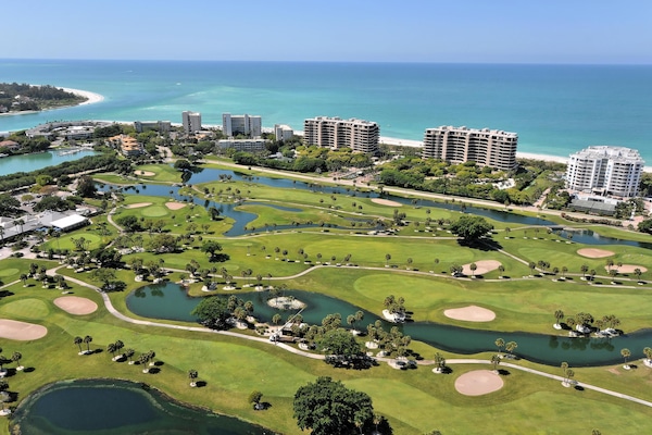 Come play golf on several luxurious courses in the Sarasota/Bradenton area.