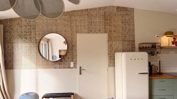 A compact kitchen with a refrigerator, a sink, and a countertop. - La Maison, ★ L'her beau d'hier 3-bedroom house (sleeps 8) 300m from the beach ★ (L'Épine)