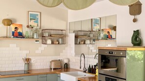 A modern kitchen with a built-in oven, a sink, and a toaster. - La Maison, ★ L'her beau d'hier Maison 3 chambres (8 couchages) à 300m de la plage ★ (L'Épine)