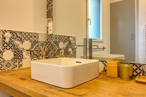 A bathroom with a white sink, patterned tiles, and a wooden countertop. - La Maison, ★ L'her beau d'hier 3-bedroom house (sleeps 8) 300m from the beach ★ (L'Épine)