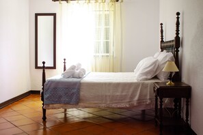 2 Schlafzimmer, Schreibtisch, Bügeleisen/Bügelbrett, Reisekinderbett