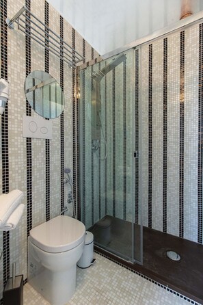 Habitación cuádruple familiar | Baño | Regadera, regadera tipo lluvia, amenidades de baño gratuitas 