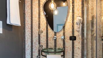 Quarto casal luxo | Banheiro | Chuveiro, chuveiro com efeito de chuva, produtos de toalete grátis