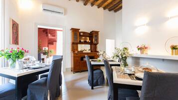 Café da manhã com buffet todos os dias (EUR 5.00 por pessoa)