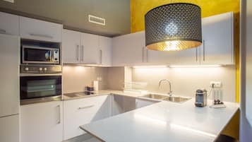 Geladeira, micro-ondas, fogĂŁo, cooktop