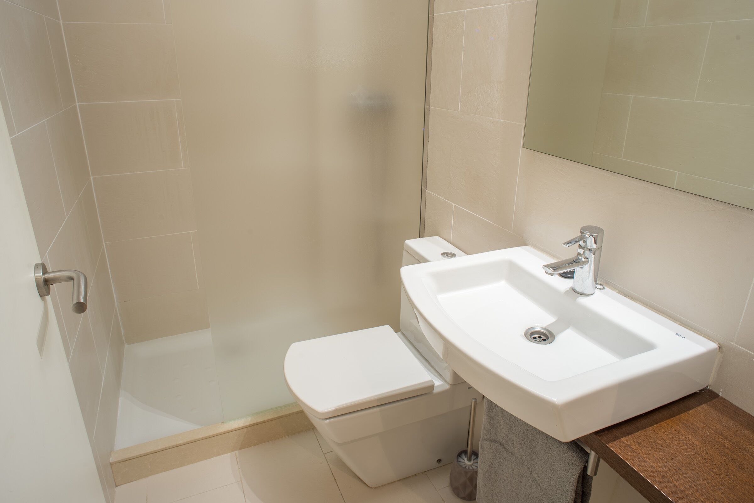 Ducha, secador de pelo, toallas, jabón