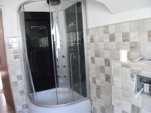 Douche, baignoire à jets, sèche-cheveux, savon