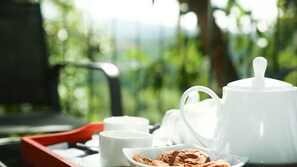 Outdoor dining - Silver Sign Hotel and Gem Gallery (Kandy)