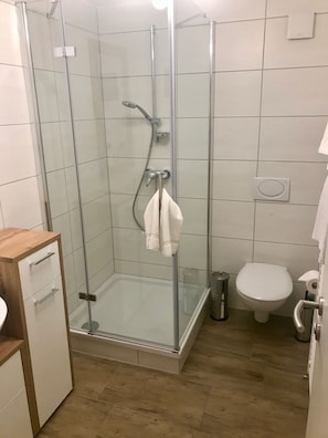 Suihku, hiustenkuivaaja, pyyhkeet, vessapaperi