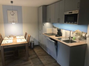 Kühlschrank, Mikrowelle, Herdplatte, Geschirrspüler