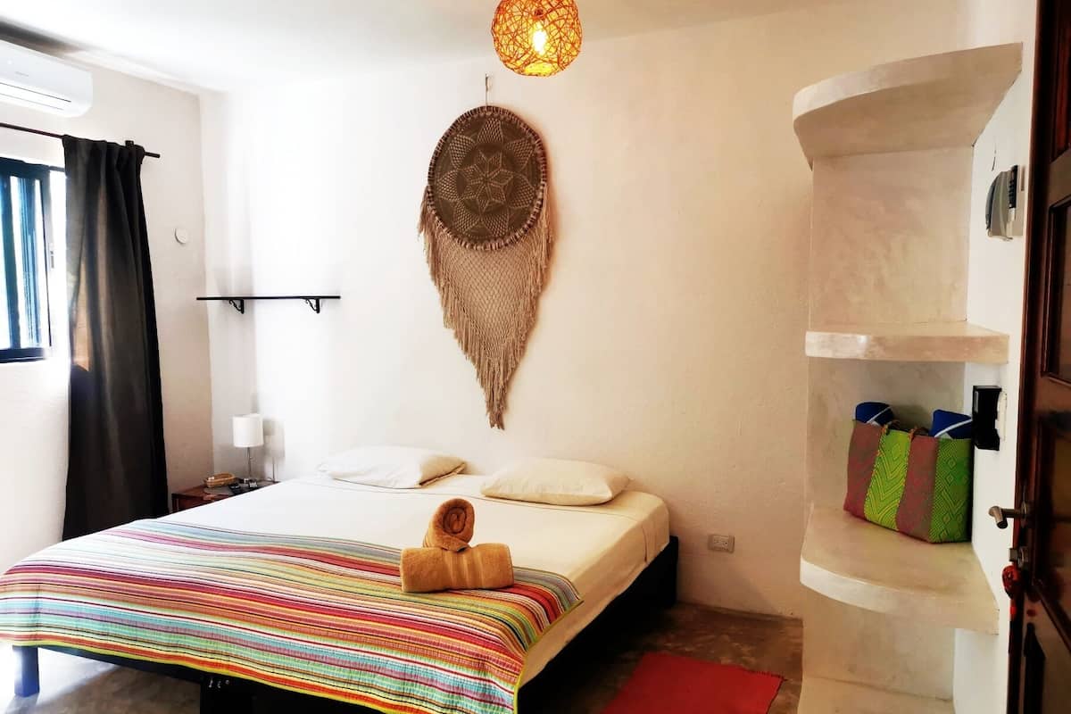 Habitación con 1 cama matrimonial o 2 individuales | Caja de seguridad en la habitación, wifi gratis y ropa de cama